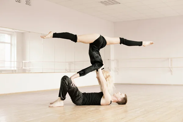 Praxis i aerobicsrummet — Stockfoto