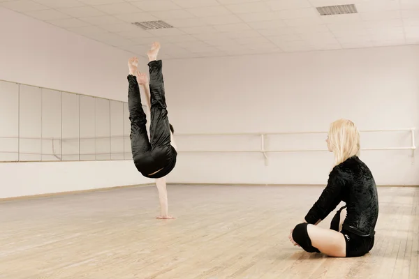 Praktijk in aerobics kamer — Stockfoto
