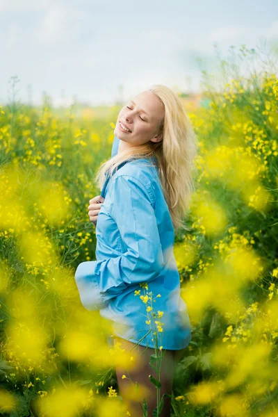 Girl on meadow — Stock Photo, Image