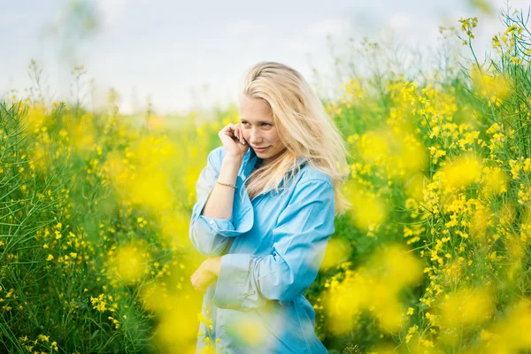 Chica en el prado — Foto de Stock