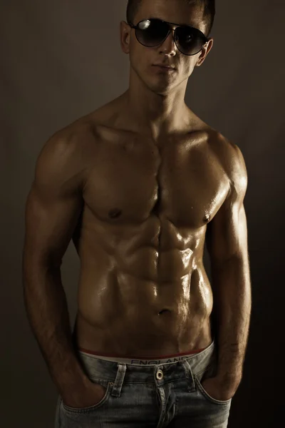 근육 질의 젊은 남자 — 스톡 사진