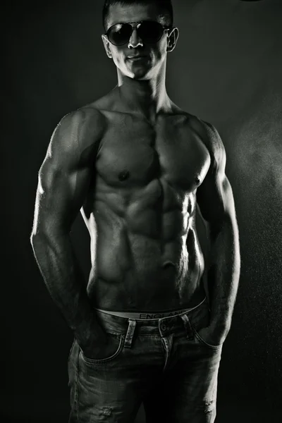 근육 질의 젊은 남자. Bw — 스톡 사진