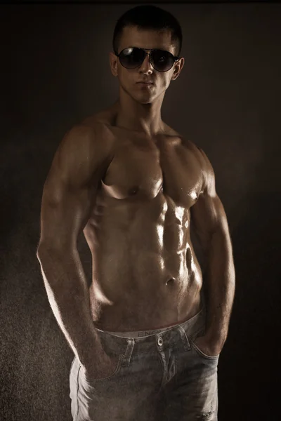 肌肉的年轻男子 — 图库照片