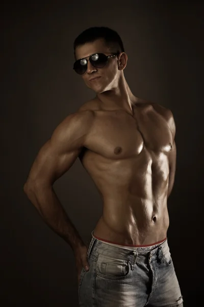 Muskulöser junger Mann — Stockfoto