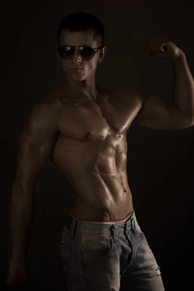 Muskulös ung man筋肉の若い男 — ストック写真
