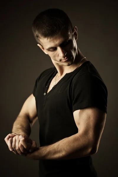 근육 질의 젊은 남자 — 스톡 사진