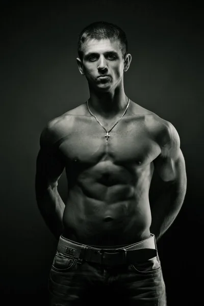 Muskulöser junger Mann. bw — Stockfoto