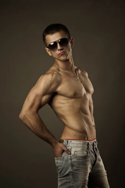 Muskulös ung man筋肉の若い男 — Stockfoto