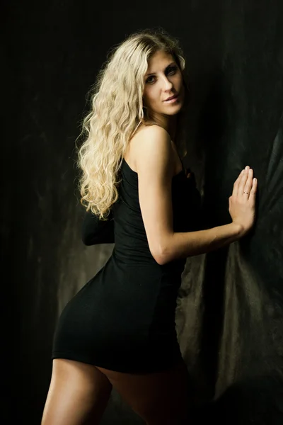 Сексуальная девушка в черном платье — стоковое фото