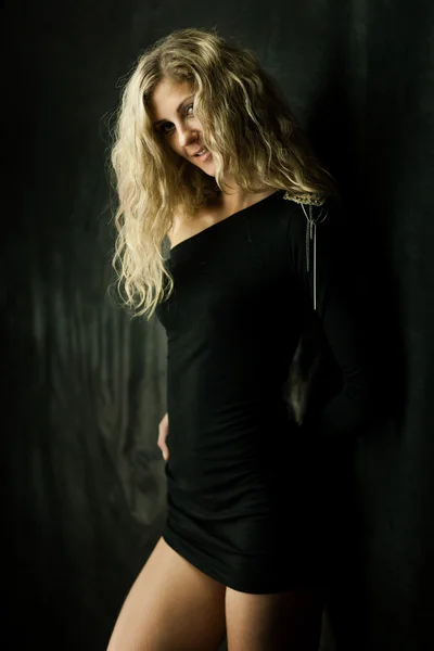 セクシーな女の子で黒のドレス — ストック写真