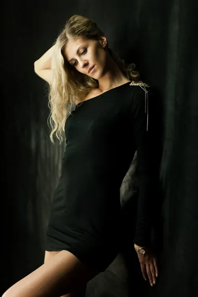 Sexy ragazza in abito nero — Foto Stock