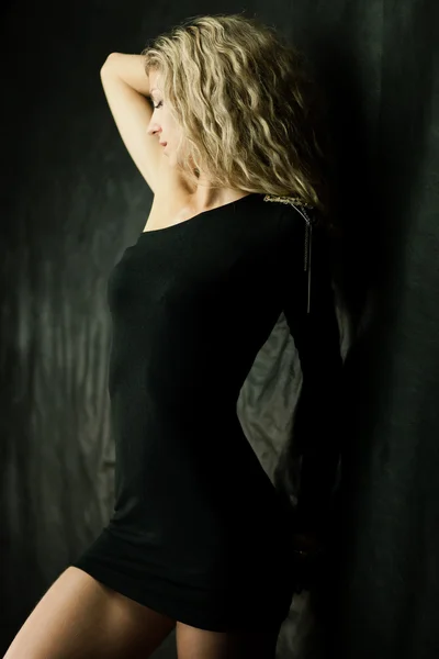 Sexy meisje in zwart jurk — Stockfoto