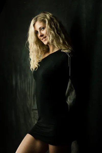 Sexy ragazza in abito nero — Foto Stock