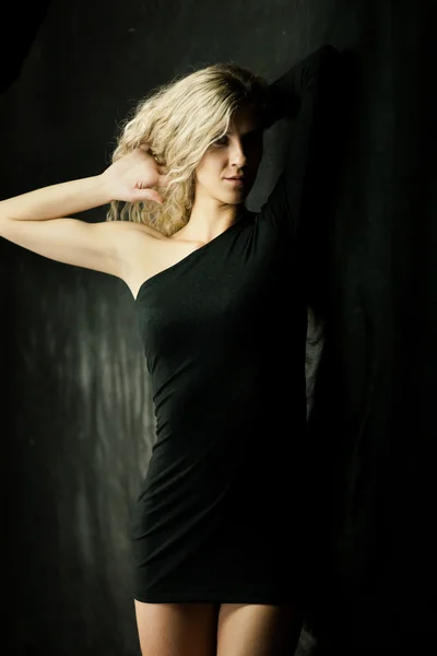 Chica sexy en vestido negro —  Fotos de Stock