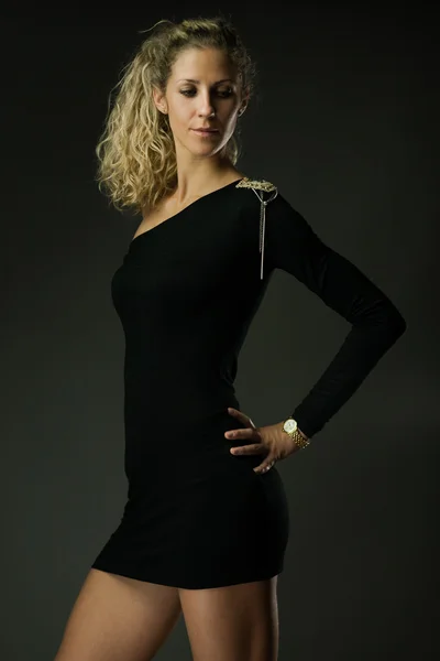 Sexig tjej i svart klänning — Stockfoto