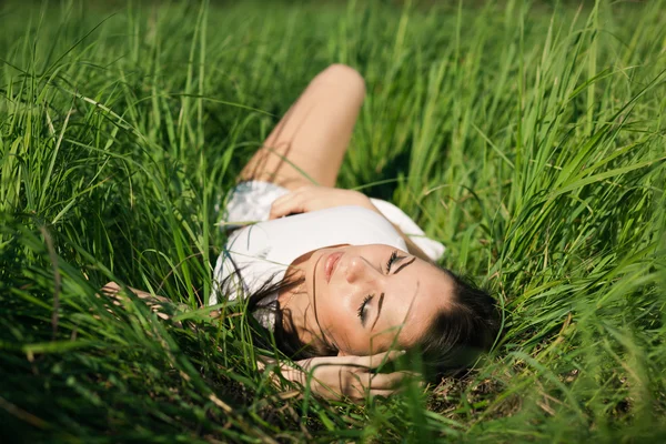 Mädchen im Gras — Stockfoto