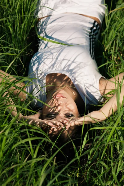 在草丛中的女孩 — 图库照片