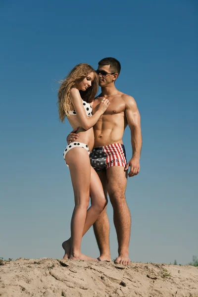 ビーチでカップル — ストック写真