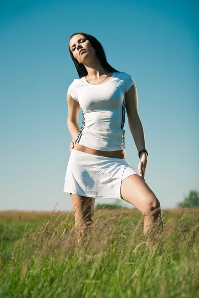 Спортивная девушка на открытом воздухе — стоковое фото