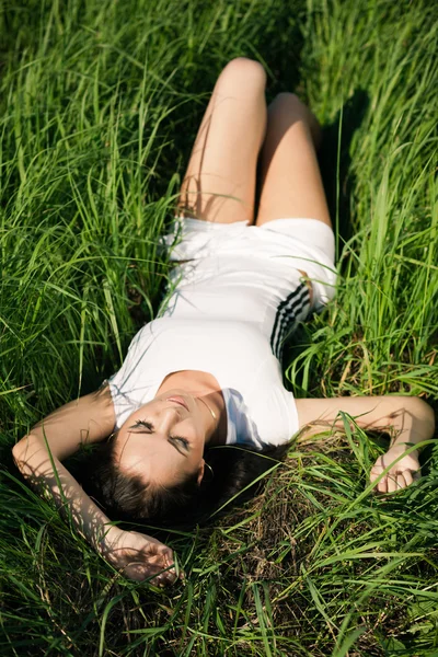 Tyttö ruohossa — kuvapankkivalokuva