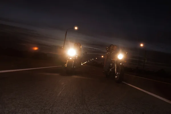 Motociclistas na estrada — Fotografia de Stock