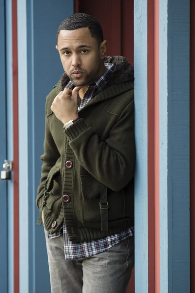 Junger schwarzer Mann steht in blauer Tür — Stockfoto