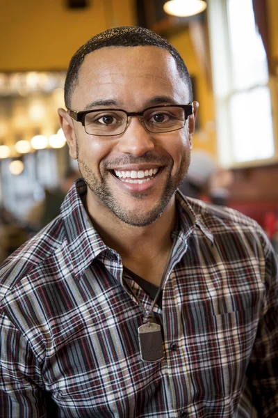 Portret van een jonge zwarte man in koffie winkel Stockfoto