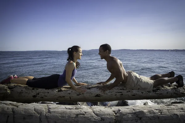 젊은 부부와 함께 해변 요가 로열티 프리 스톡 사진