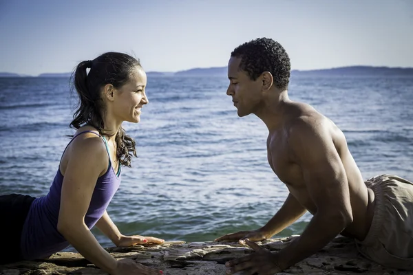 Yoga de playa con pareja joven - cierre Fotos De Stock