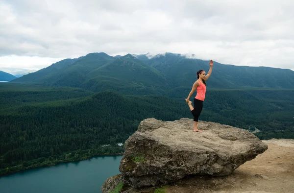 Berg yoga - kvinnor utgör 12 — Stockfoto