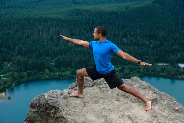 Berg yoga - mannen utgör 2 — Stockfoto