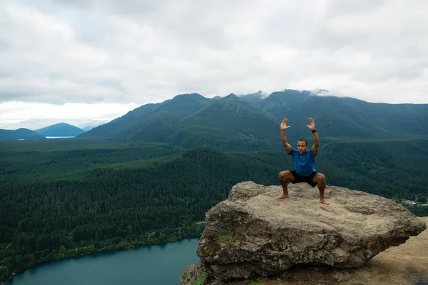 Berg yoga - mannen utgör 1 — Stockfoto