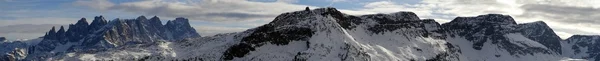 Панорама гор зимой — стоковое фото