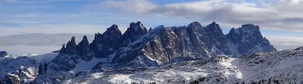 山在冬季的全景 — 图库照片