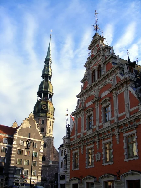 Eglise Saint Pierre et maison des points noirs à Riga — Photo