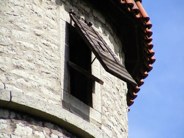 Ventana en antigua torre de piedra — Foto de Stock