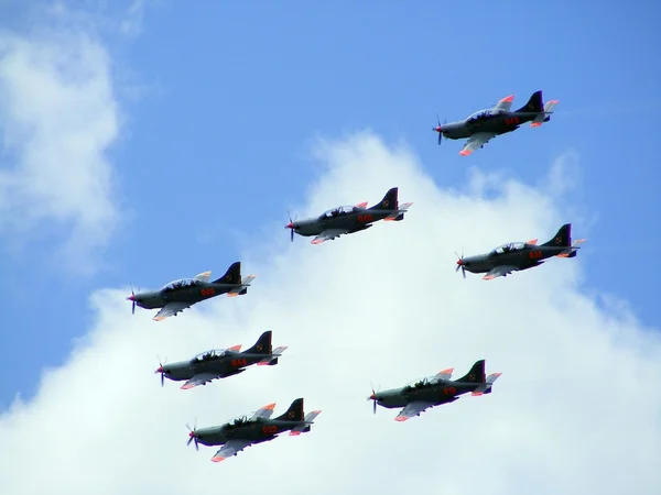 Tukums, Łotwa - 1 sierpnia: zespół akrobacyjny wystawa Polska z pzl-130 orlik samoloty wyświetlacz w tukums airshow zdarzenie 1 Sierpień, 2009 w tukums, Łotwa — Zdjęcie stockowe
