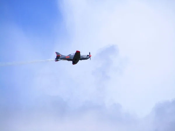 Tukums, Lotyšsko - srpen 1: Polsko akrobatického display teamu s pzl-130 Orlík letadla displej na tukums airshow akci srpen 1, 2009 v tukums, Lotyšsko — Stock fotografie