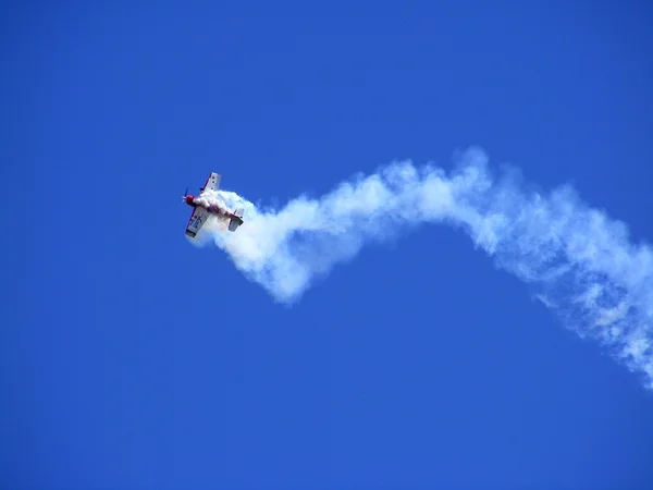 TUKUMS, LATVIA - 1 DE AGOSTO: Piloto Jurgis Kairys em exibição no SU-26 no evento Tukums Airshow 01 de agosto de 2009 em Tukums, Letônia — Fotografia de Stock