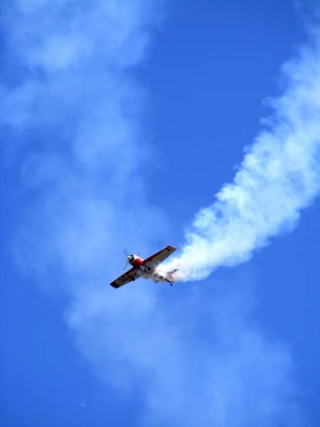 Tukums, Lotyšsko - srpen 1: pilotní jurgis kairys su-26 vystaveny tukums airshow události srpna 1, 2009 v tukums, Lotyšsko — Stock fotografie