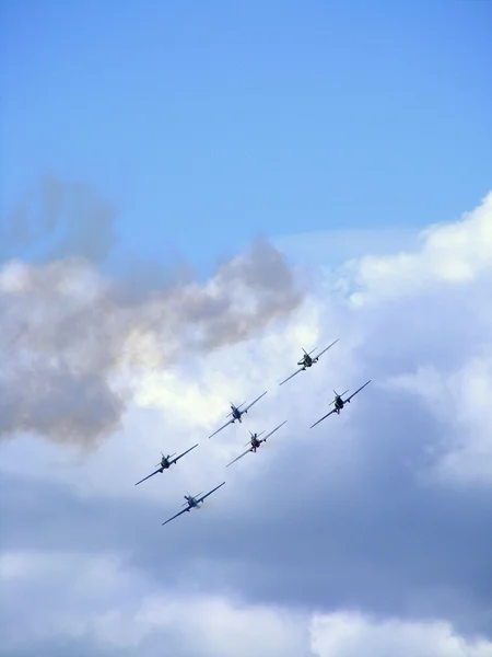Tukums, Lettland - augusti 1: Storbritannien aerobatic display teamet i yakovlevs visas i tukums airshow event augusti 1, 2009 i tukums, Lettland — Stockfoto