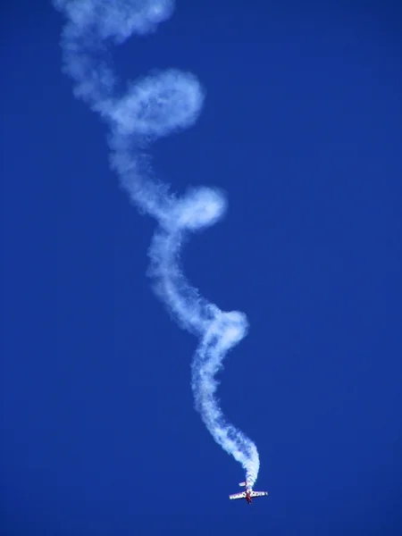 Tukums, Lotyšsko - srpen 1: pilotní jurgis kairys su-26 vystaveny tukums airshow události srpna 1, 2009 v tukums, Lotyšsko — Stock fotografie