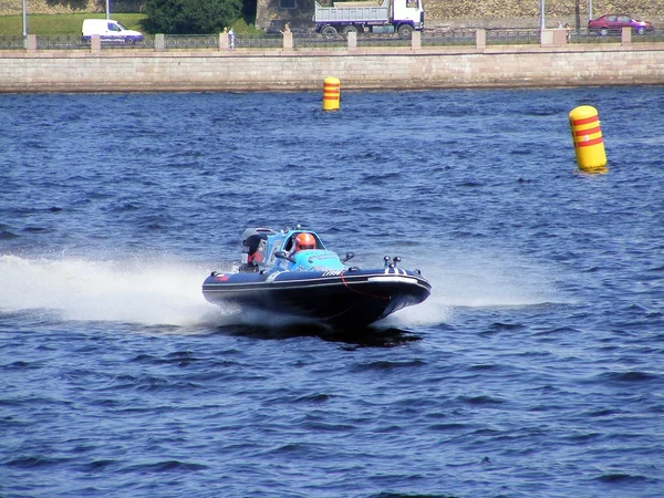 里加，拉脱维亚-7 月 24 日： 刚性充气船竞赛"六个小时的里加"里加，拉脱维亚，2010 年 7 月 24 日. — 图库照片
