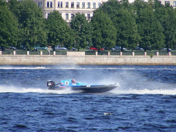 Riga, Lettland - 24. Juli: Starres Schlauchbootrennen "sechs Stunden Riga" in Riga, Lettland, am 24. Juli 2010. — Stockfoto