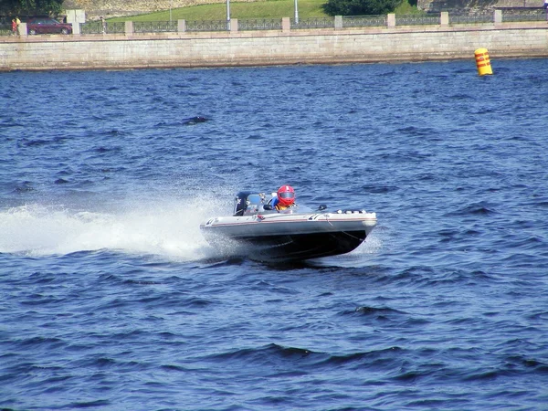 RIGA, LETTONIE - 24 JUILLET : Course de bateaux gonflables rigides "Six heures de Riga" à Riga, Lettonie, le 24 juillet 2010 . — Photo