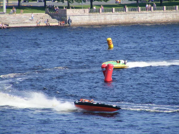 Riga, Lettland - 24 juli: rigid inflatable roddtävlingen "sex timmar av riga" i riga, Lettland, den 24 juli, 2010. — Stockfoto