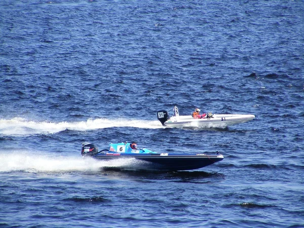 STIGA, LATVIA - 24 JULY: Stiv oppblåsbar båtkonkurranse "Seks timer Riga" i Riga, Latvia, den 24. juli 2010 . – stockfoto