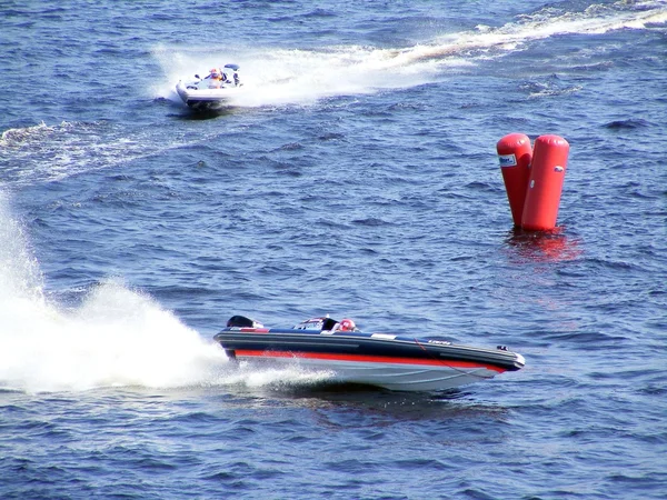 Riga, Lettország - 24 július: merev felfújható csónak verseny "hat óra Riga" Rigában, Lettországban, július 24, 2010. — Stock Fotó