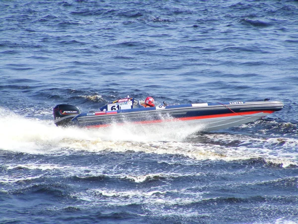 Riga, Lettország - 24 július: merev felfújható csónak verseny "hat óra Riga" Rigában, Lettországban, július 24, 2010. — Stock Fotó
