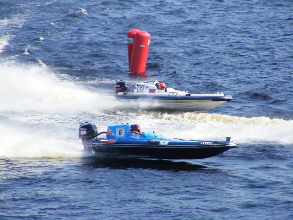 RIGA, LETTONIE - 24 JUILLET : Course de bateaux gonflables rigides "Six heures de Riga" à Riga, Lettonie, le 24 juillet 2010 . — Photo